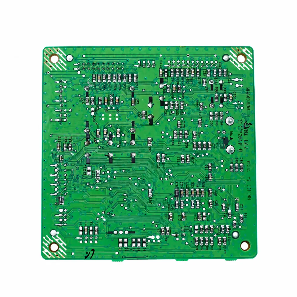 Placa de circuito verde en fondo blanco.webp