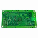 Placa de circuito verde sobre fondo blanco.webp