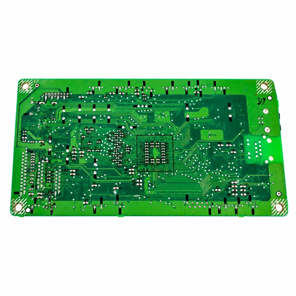 Placa de circuito verde sobre fondo blanco.webp