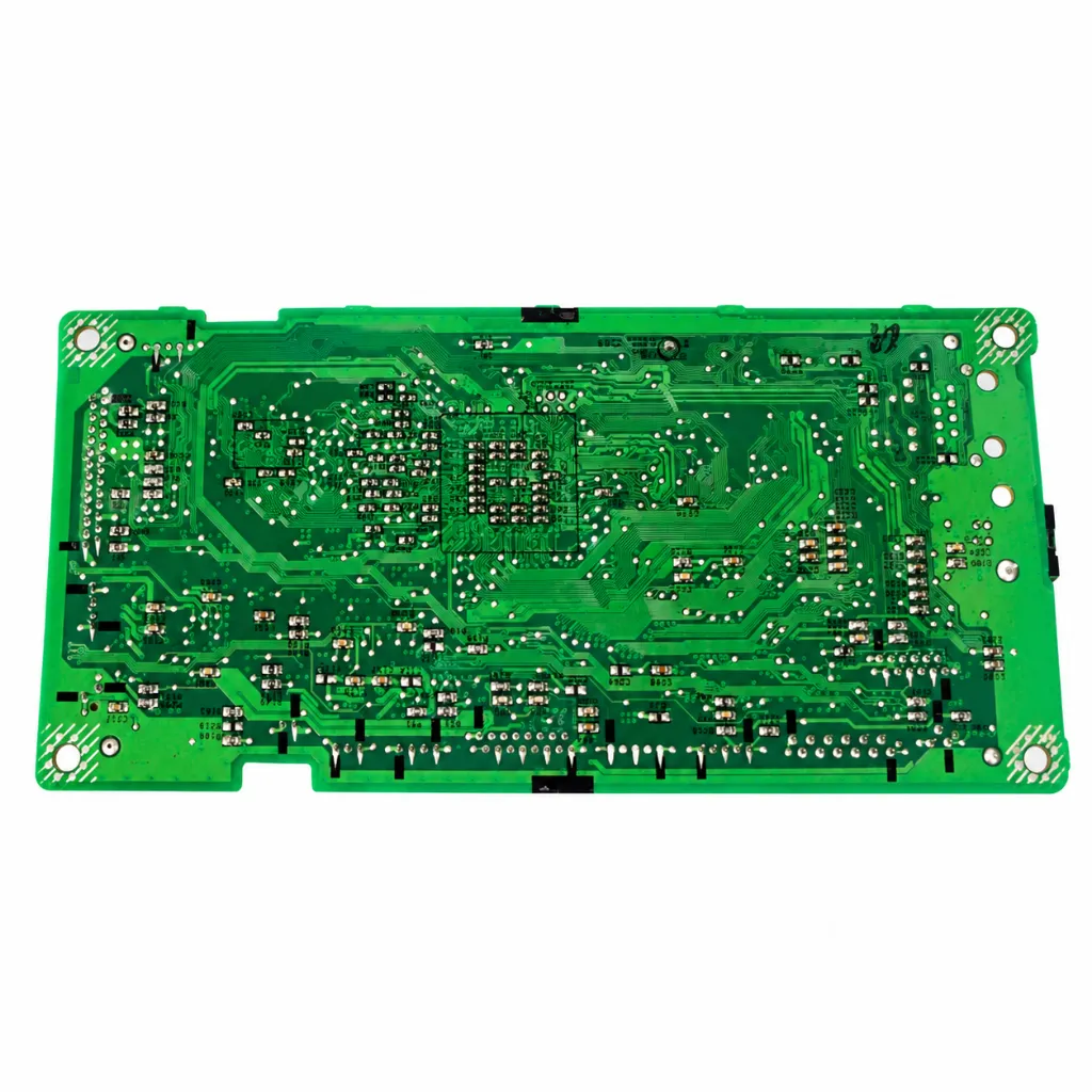 Placa de circuito impreso verde sobre blanco.webp