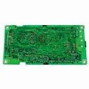 Placa de circuito impreso verde sobre blanco.webp