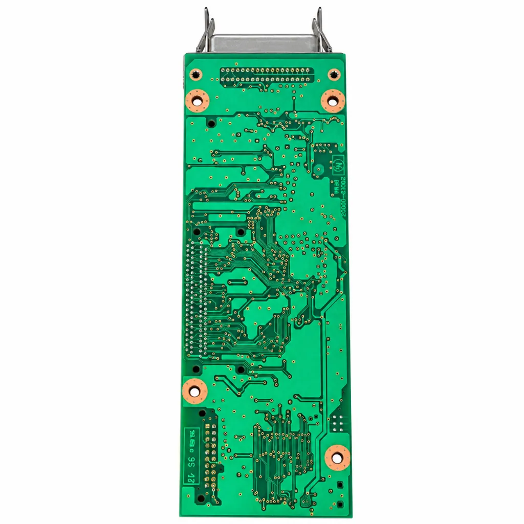 Placa PCB verde con conector metálico.webp