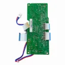 Placa de circuito verde con conectores y cables.webp