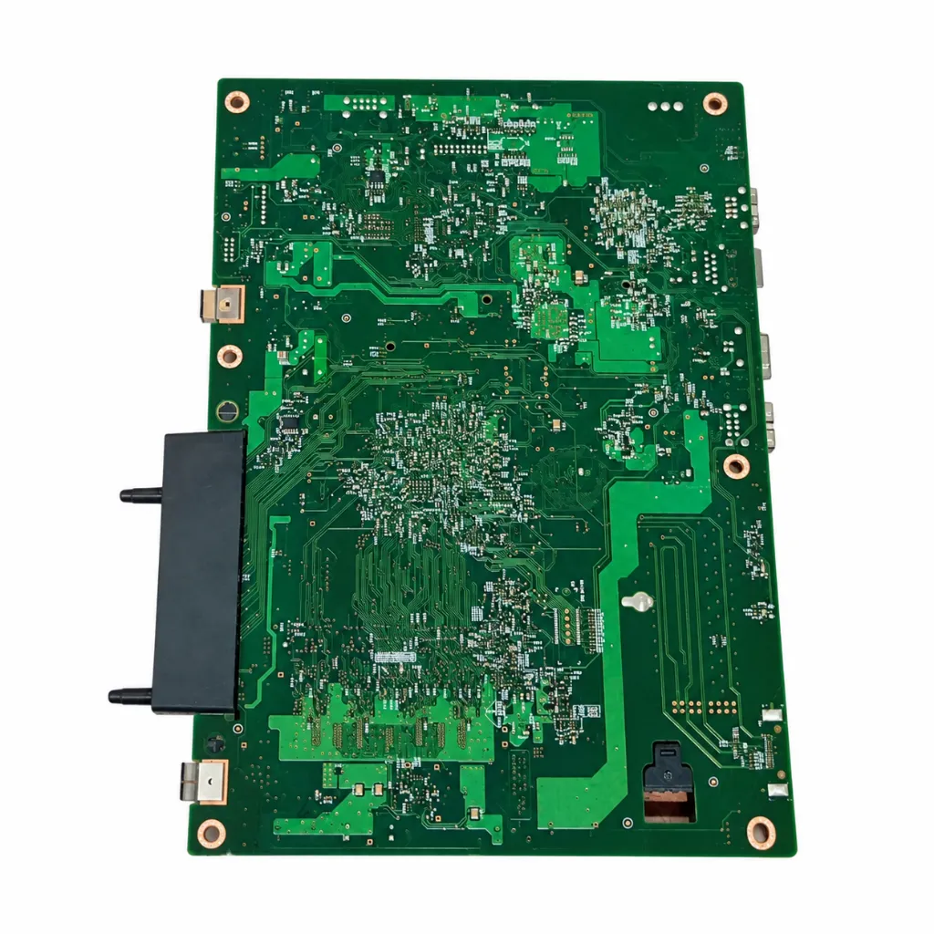 Placa de circuito verde sobre fondo blanco.webp