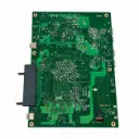 Placa de circuito verde sobre fondo blanco.webp