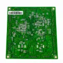 Placa de circuito verde sobre fondo blanco.webp