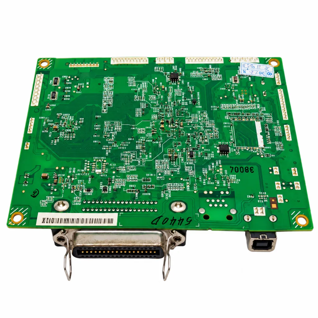 Placa de circuito impreso verde con conectores.webp
