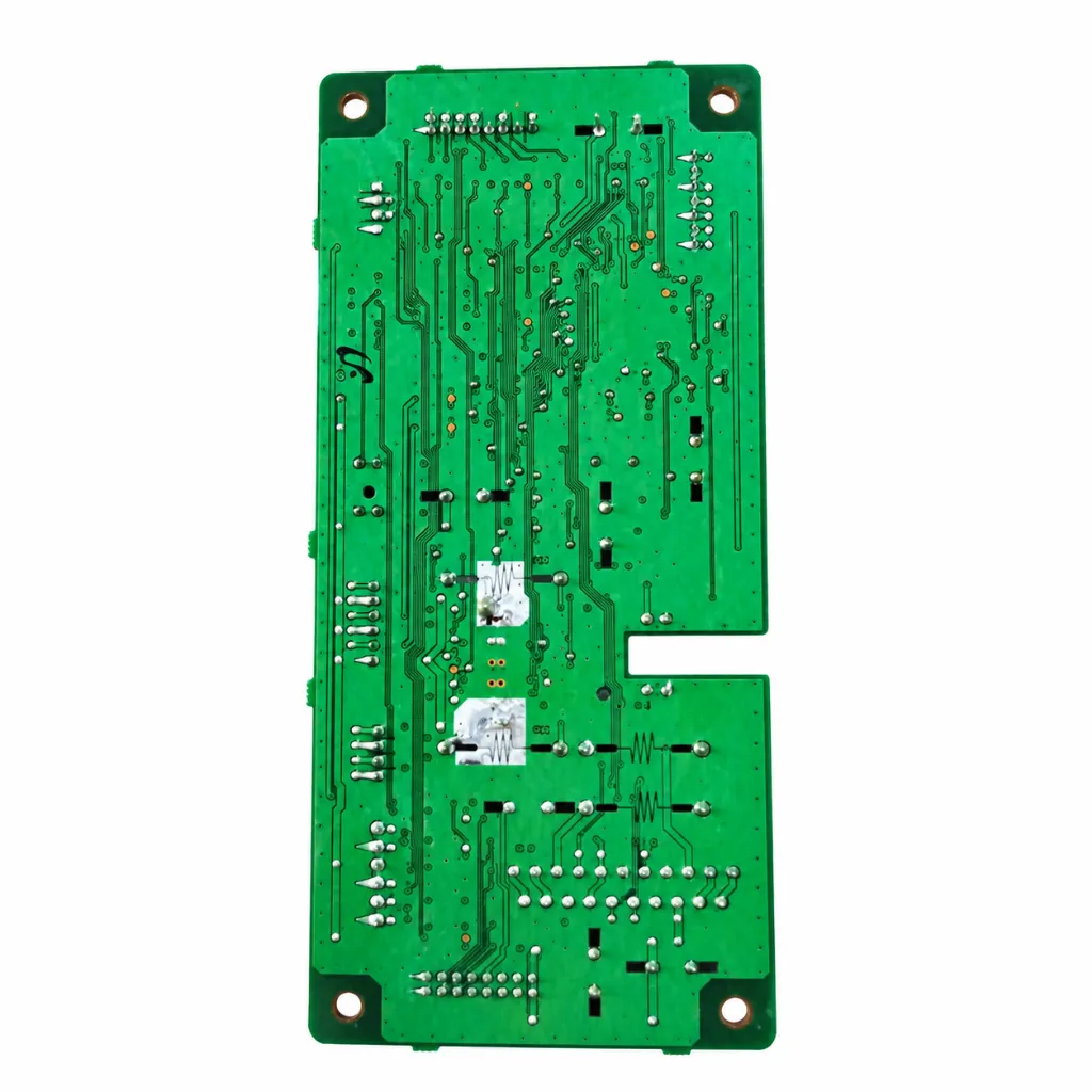 Placa de circuito verde sobre fondo blanco.webp