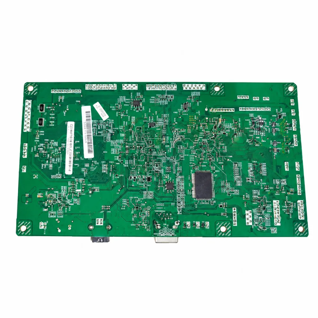 Placa de circuito verde en fondo blanco.webp