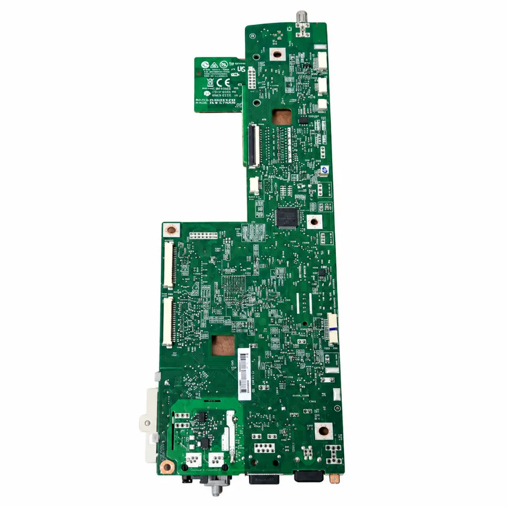 Placa base verde con conectores y circuitos.webp