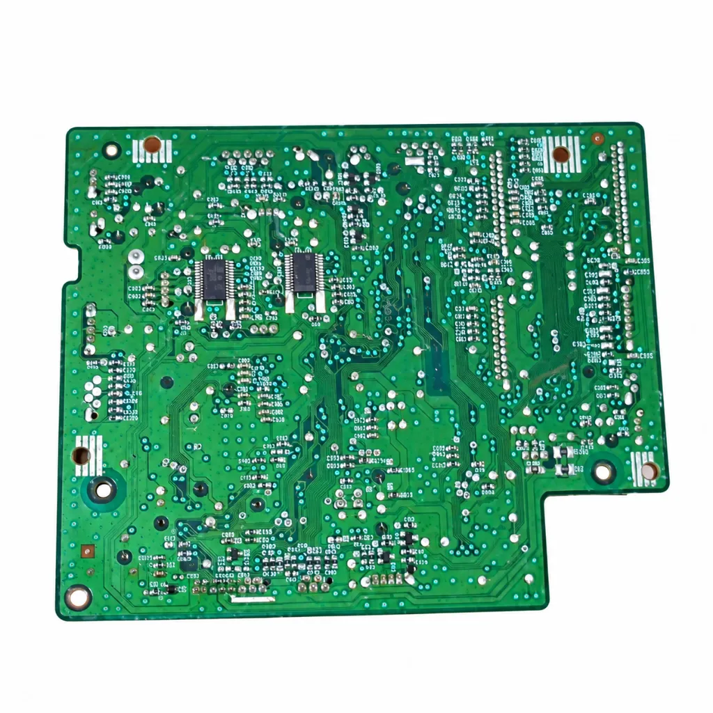 Placa de circuito impreso verde sobre blanco.webp