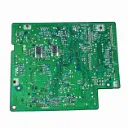 Placa de circuito impreso verde sobre blanco.webp