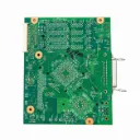 Placa de circuito impreso verde sobre blanco.webp