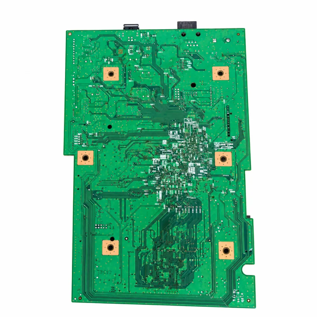 Placa de circuito verde sobre fondo blanco.webp