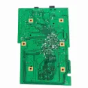 Placa de circuito verde sobre fondo blanco.webp