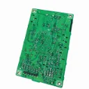 Placa de circuito verde sobre fondo blanco.webp