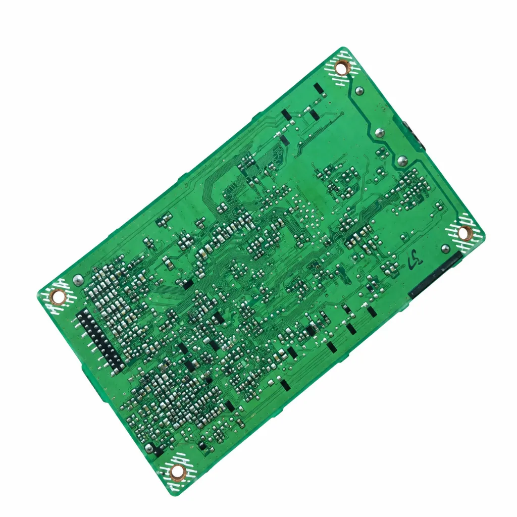Placa de circuito impreso verde en fondo blanco.webp