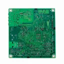 Placa de circuito verde sobre fondo blanco.webp