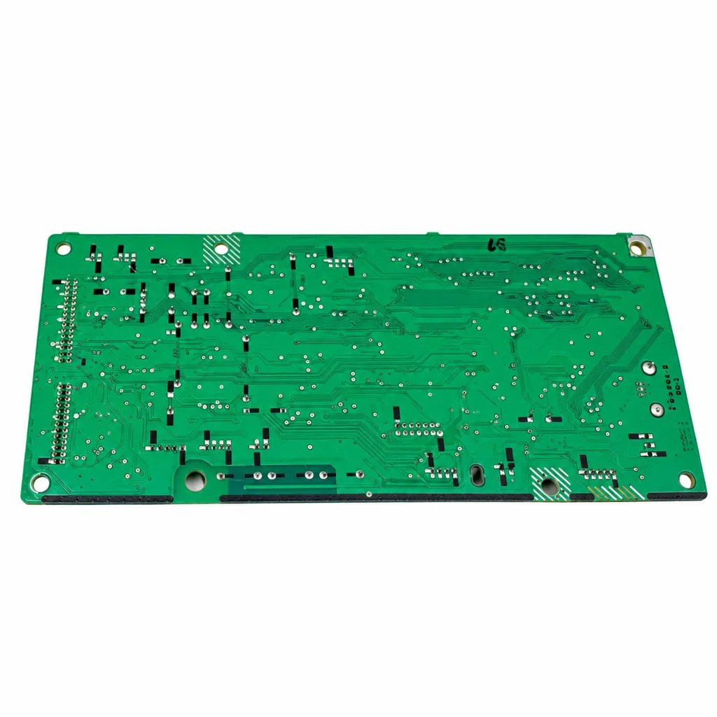 Placa PCB verde sobre fondo blanco.webp