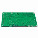 Placa PCB verde sobre fondo blanco.webp