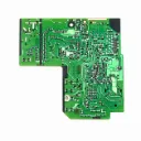 Placa de circuito verde sobre fondo blanco (1).webp