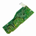 Placa de circuito verde con cable flexible.webp