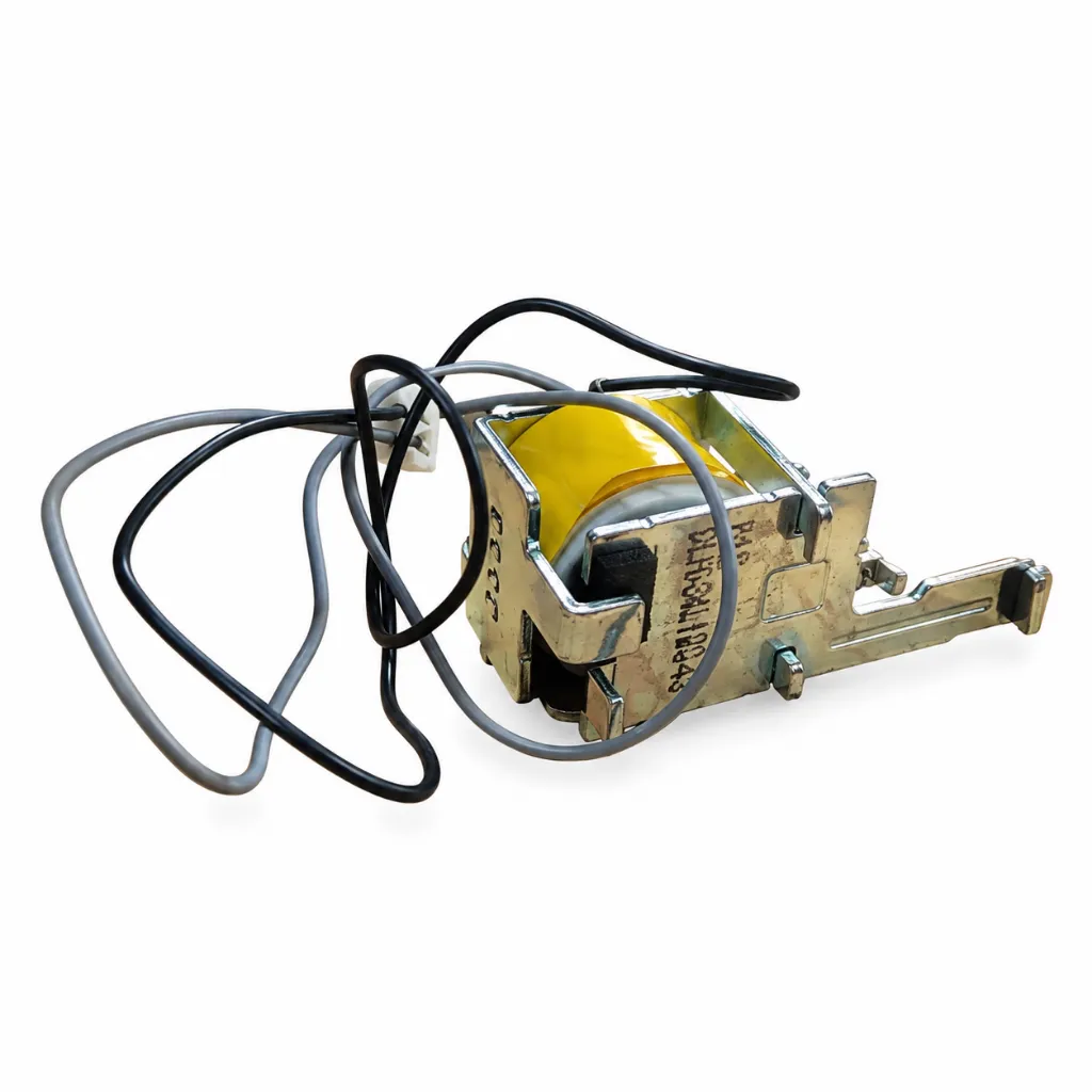 Solenoide industrial con cables y bobina amarilla.webp