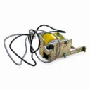 Solenoide industrial con cables y bobina amarilla.webp