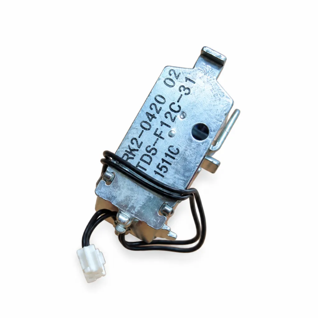 Solenoide metálico con conector blanco.webp