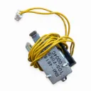 Solenoide industrial con cables amarillos.webp