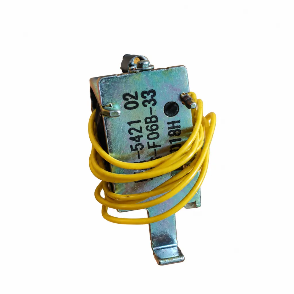 Componente eléctrico con cables amarillos.webp