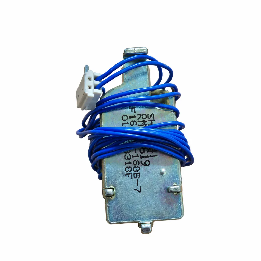 Solenoide metálico con cables azules.webp