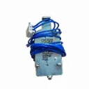 Solenoide metálico con cables azules.webp