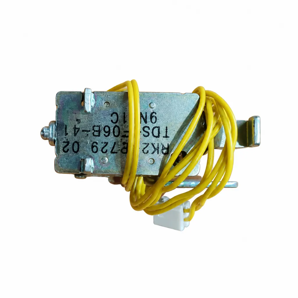 Solenoide metálico con cables amarillos.webp